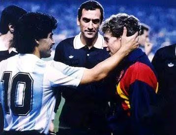 Diego Maradona saluda a Emilio Butragueño antes de comenzar el partido disputado en octubre de 1988