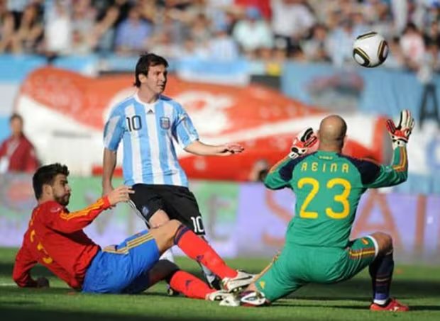 Lionel Messi define picándola por sobre Pepe Reina e inagura la goleada de Argentina ante España en septiembre de 2010