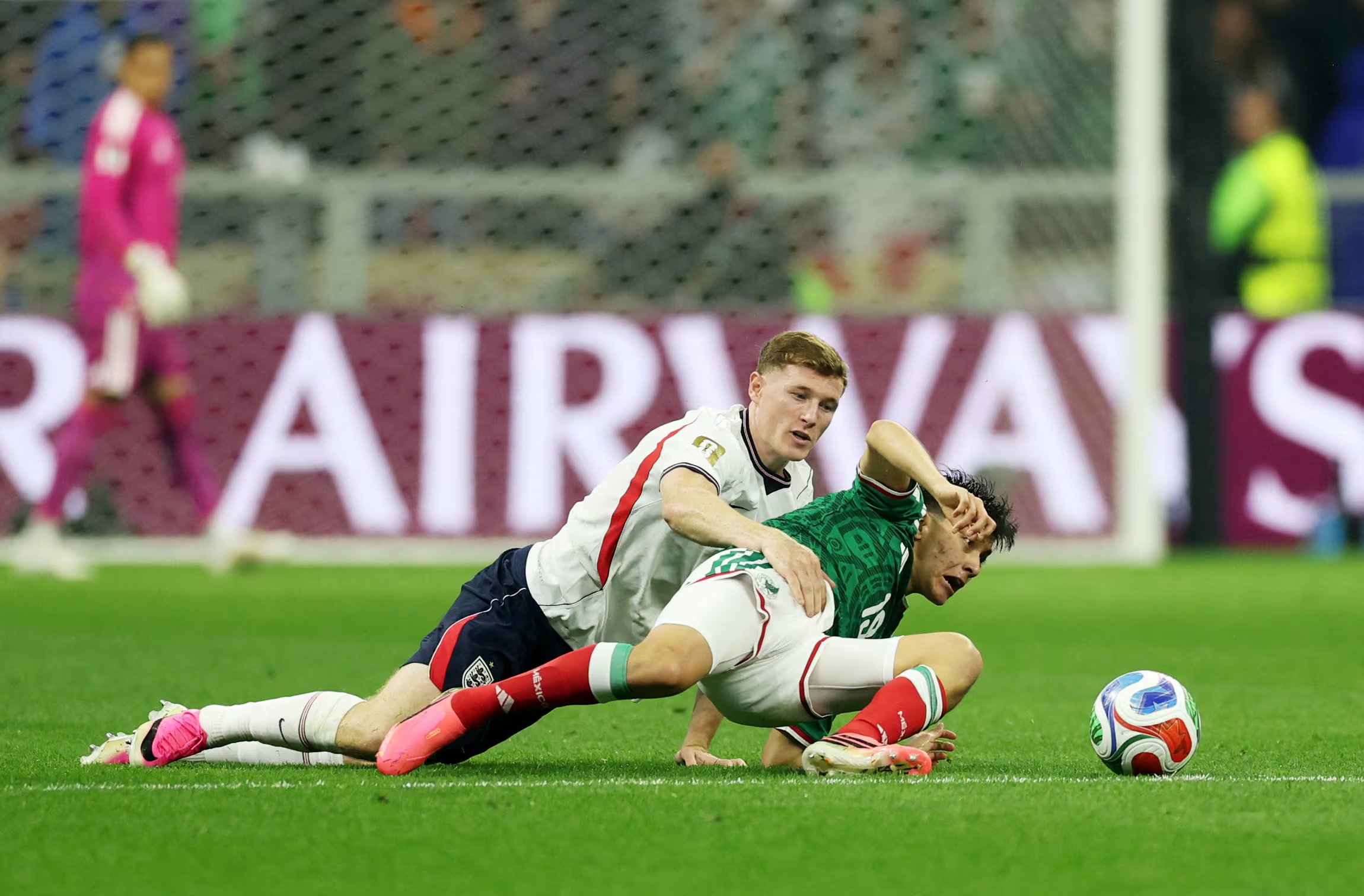 Soccer Football - FIFA World Cup 2026 - Round of 16 - Mexico v England - Estadio Azteca, Mexico City, Mexico - July 5, 2026 England's Elliot Anderson in action with Mexico's Gilberto Mora REUTERS/Paul Childs