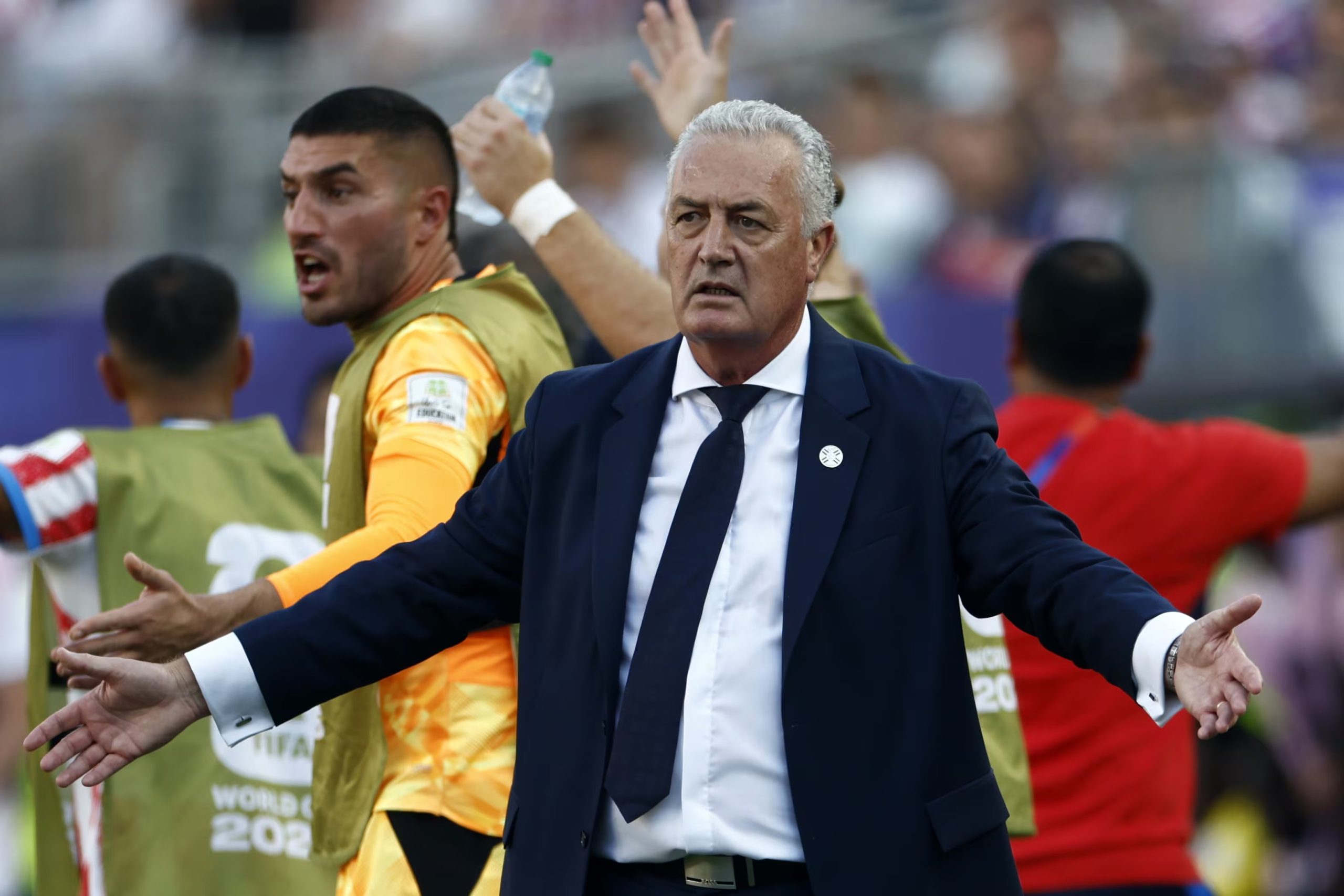 Las declaraciones de Gustavo Alfaro reflejaron una actitud antideportiva de Kylian Mbappé por el gesto con Orlando Gil (EFE/EPA/WILL OLIVER)