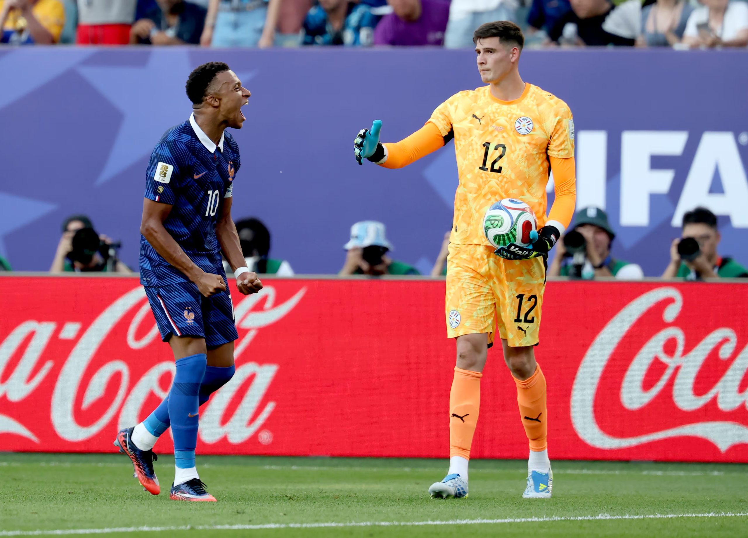 Francia logró vencer a Paraguay por 1-0 con un gol de penal para avanzar a cuartos de final y alcanzar las semifinales (EFE/EPA/SARAH YENESEL)