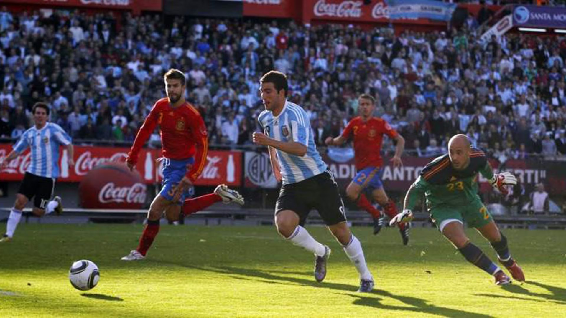 Higuaín marcó el segundo gol en el amisto disputado en 2010 (Reuters)