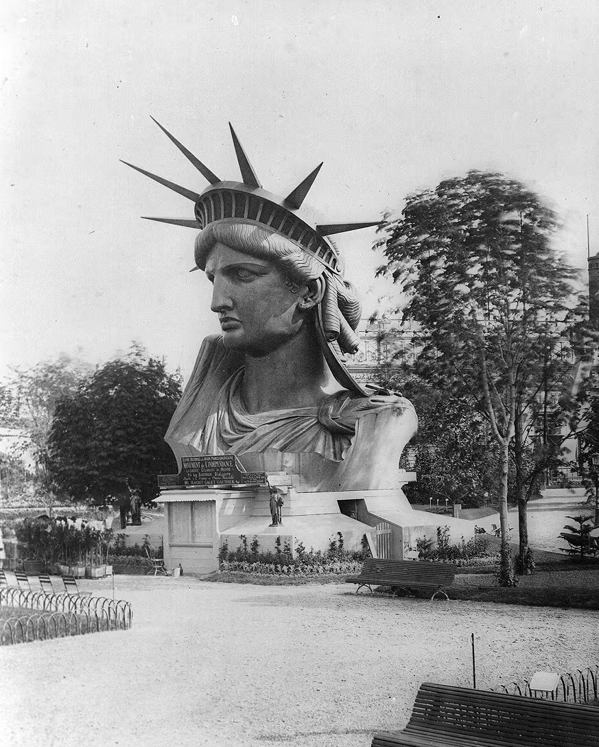 La estatua estuvo en exhibición en Paris durante un año que se aprovechó para recaudar fondos con visitas guiadas y en 1885 se inició el desmontaje para trasladarla