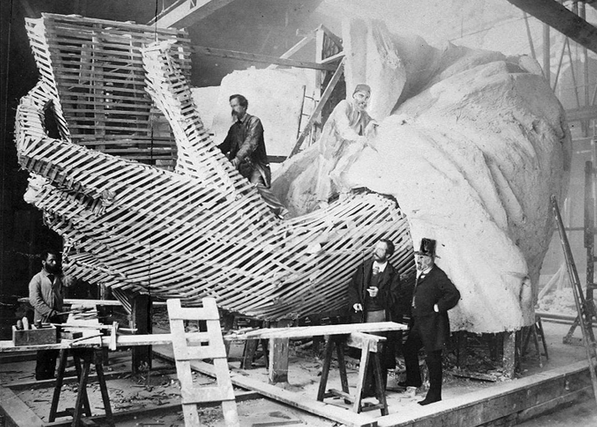 Frédéric Auguste Bartholdi, el creador de la Estatua de la Libertad, en plena construcción de su proyecto
