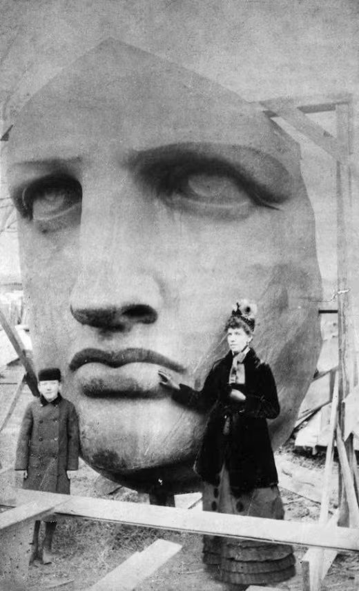 El escultor nunca reveló cuál fue su inspiración para elegir el rostro de la estatua, aunque una de las versiones más consistentes dice que quiso reflejar la cara de su propia madre