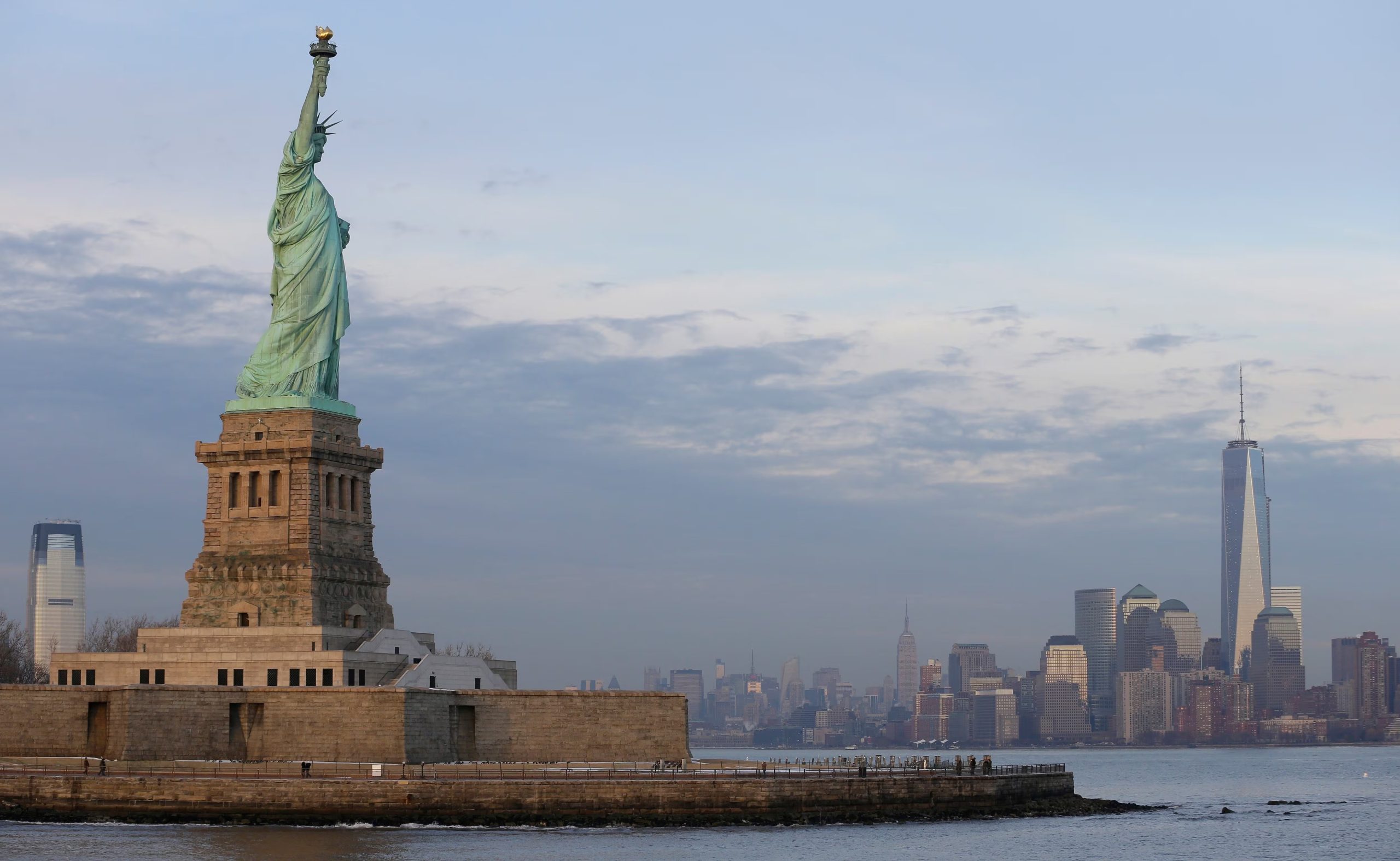 La Estatua de la Libertad fue inaugurada el 28 de octubre de 1886. La enorme estructura de 93 metros de altura desde la base y 225 toneladas de peso se convirtió por entonces en la estatua metálica más alta del planeta (AP/Ted S. Warren, Archivo)