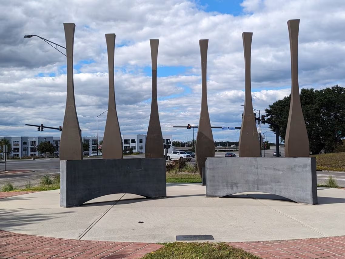 El monumento con seis remos de bronce invita a no olvidar el episodio que transformó la identidad de la ciudad y dejó cicatrices aún visibles (City of Wilmington North Carolina )