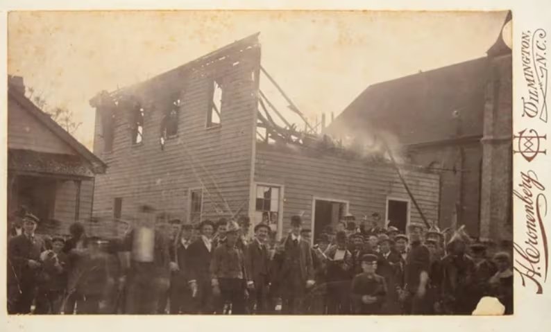 El incendio del principal medio afroamericano marcó el inicio de una campaña de terror que incluyó asesinatos y expulsión de familias negras (New Hanover County Public Library)