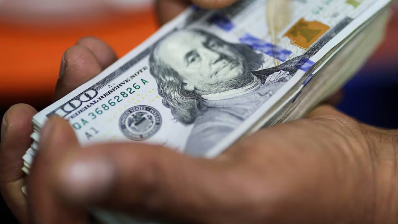 Ante dudas sobre cómo se sostendría el consumo, plantea transferencias a ciudadanos y sostiene que la producción podría crecer lo suficiente para estabilizar precios, una hipótesis que abre discusión sobre políticas públicas y economía post escasez - (Reuters)