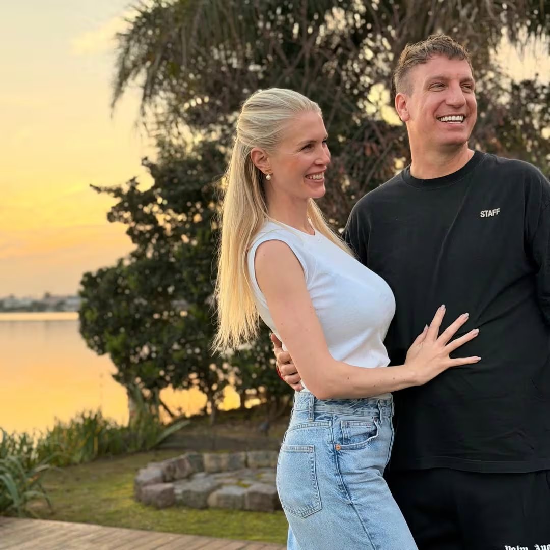 Maxi López y Daniela Christiansson posan sonrientes y abrazados, mostrando su afecto a poco de su llegada a la Argentina (Instagram)