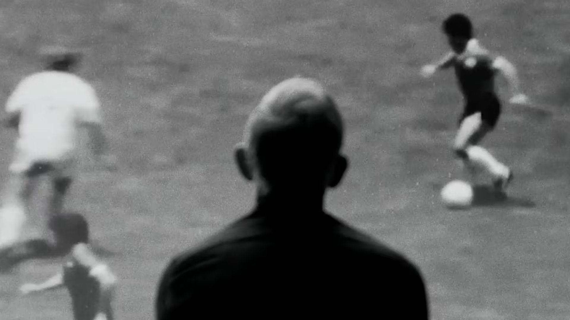 De espaldas, Gary Lineker (participante de ese juego y uno de los relatores del documental), observa el arranque del famoso gol de Diego Maradona 