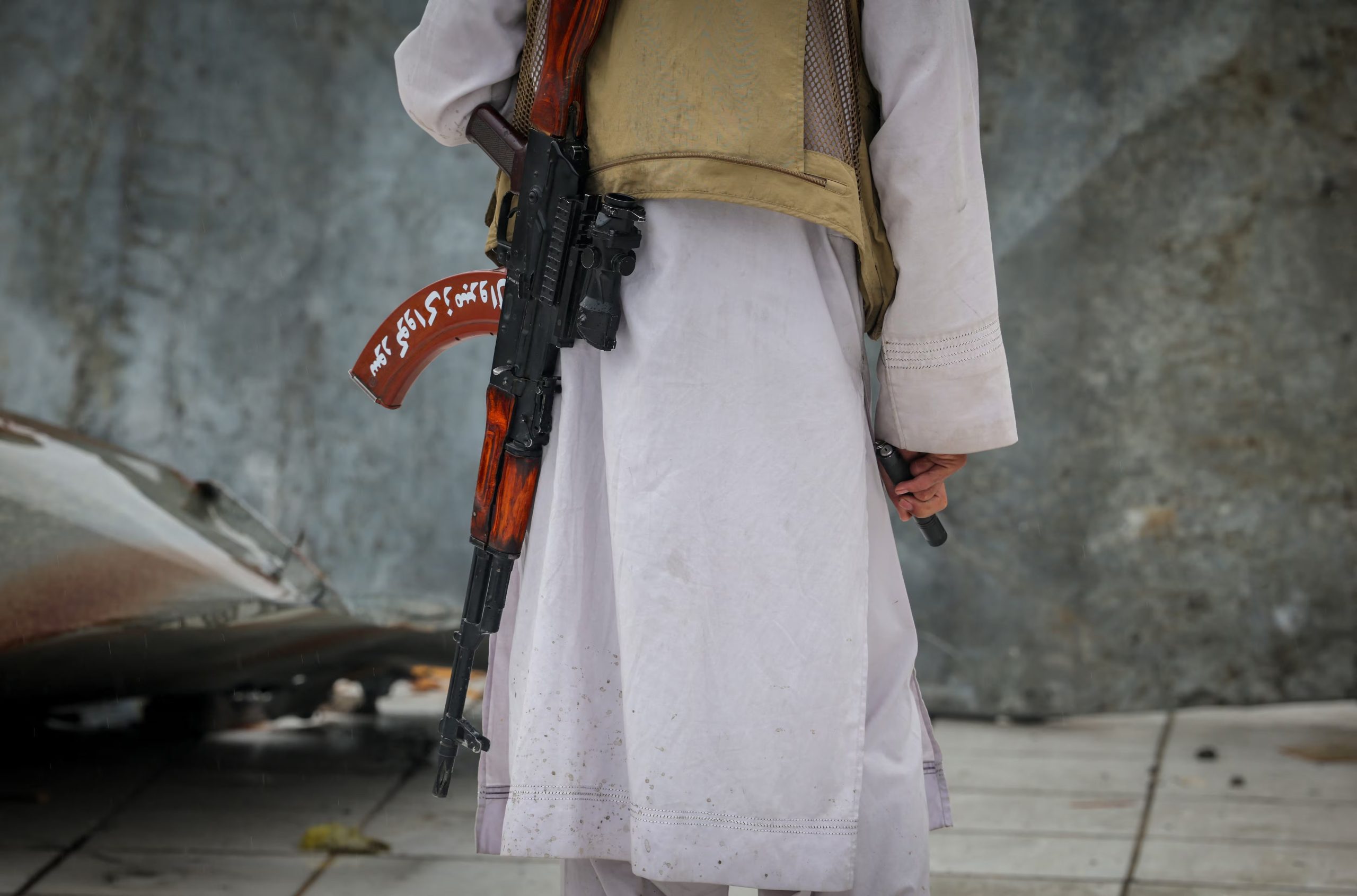 Un miembro del personal de seguridad talibán vigila el emplazamiento de un centro de rehabilitación de drogas destruido en lo que los talibanes dijeron que fue un ataque aéreo paquistaní en Kabul, Afganistán, 18 de marzo de 2026
REUTERS/Sayed Hassib