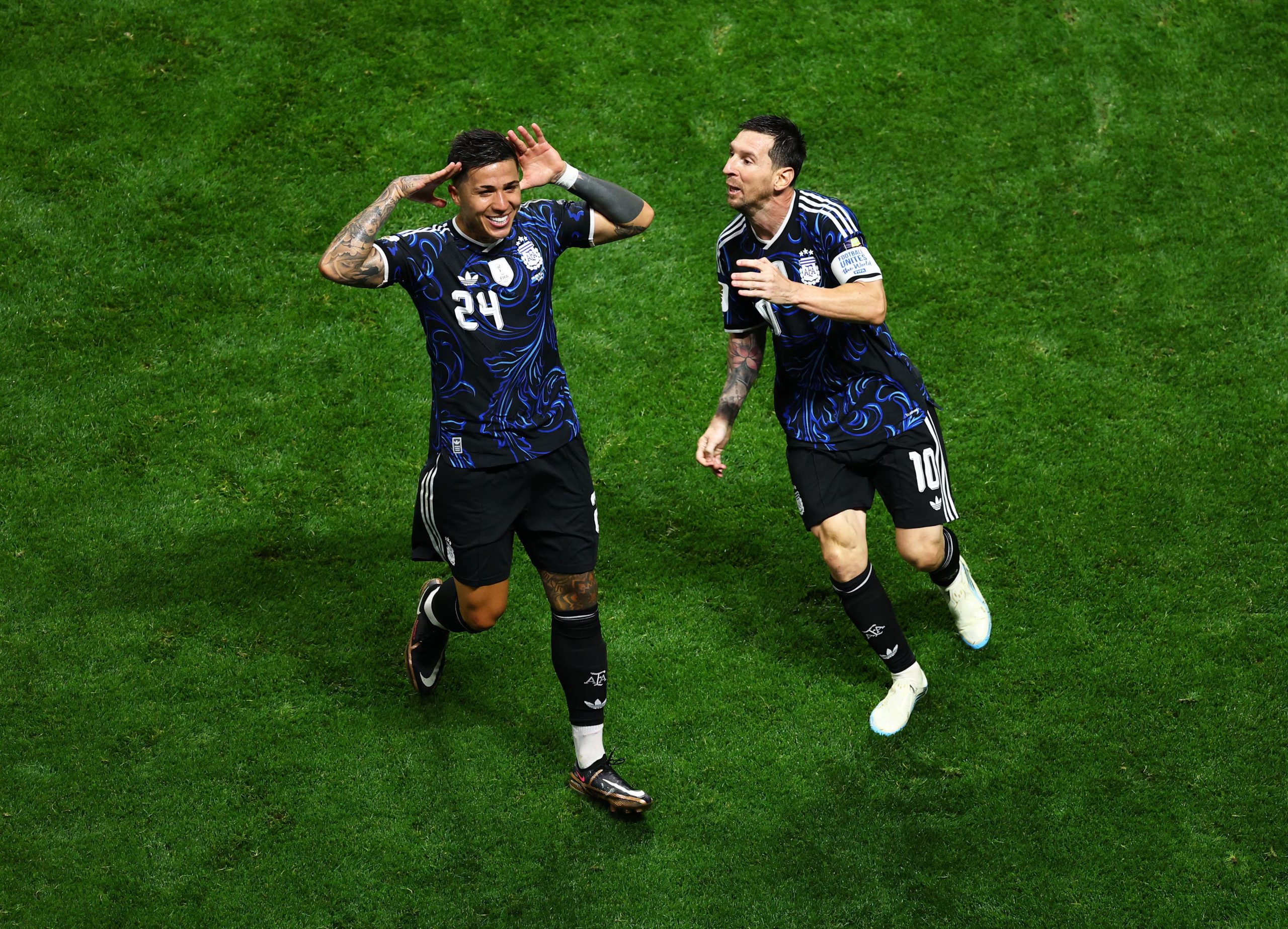 El festejo de Messi con Enzo Fernández tras el 1-1 (Foto: Reuters/Carlos Barria)