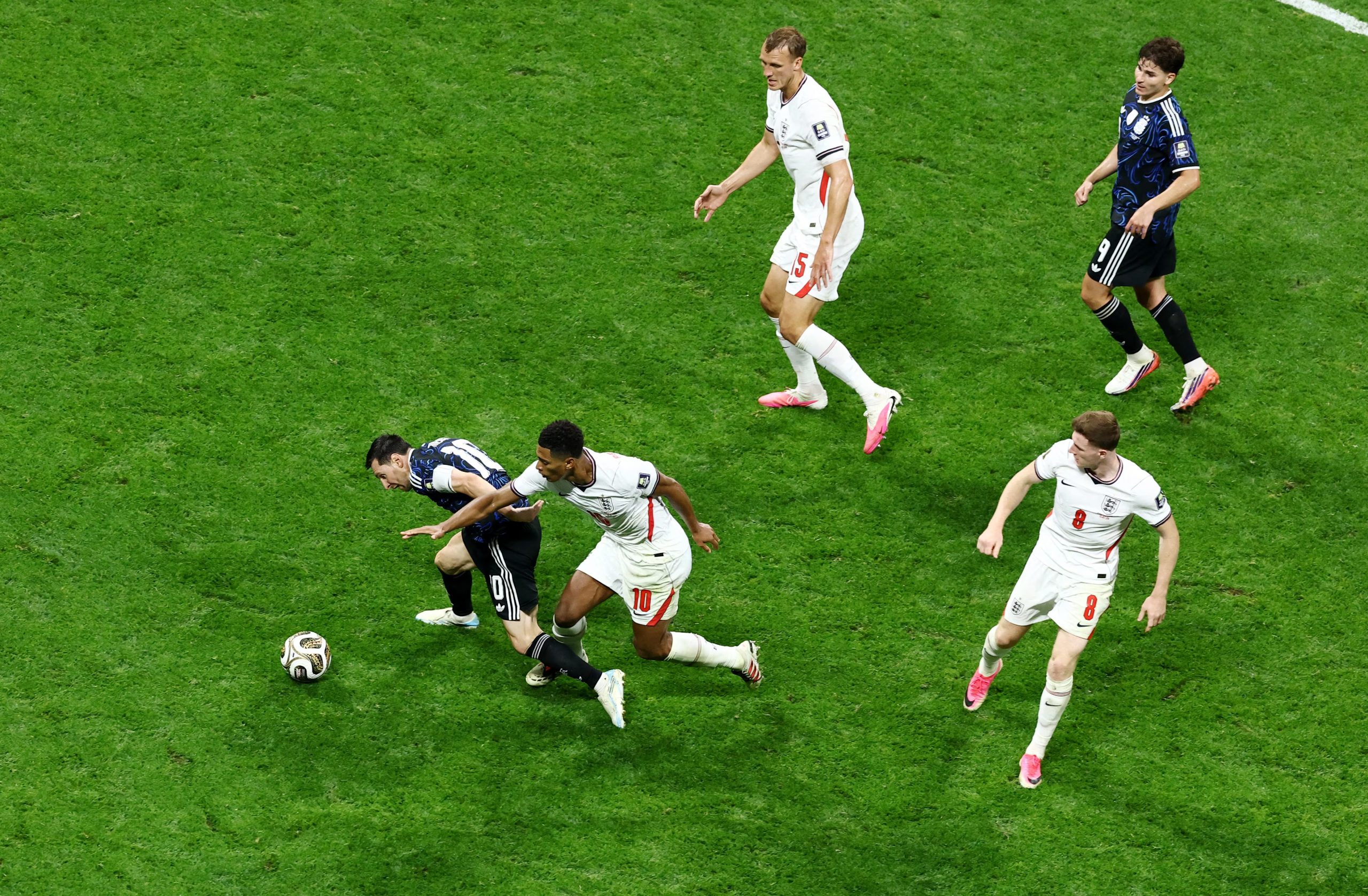 Lionel Messi reteniendo la pelota sobre el final del partido (Foto: Reuters/Lee Smith)