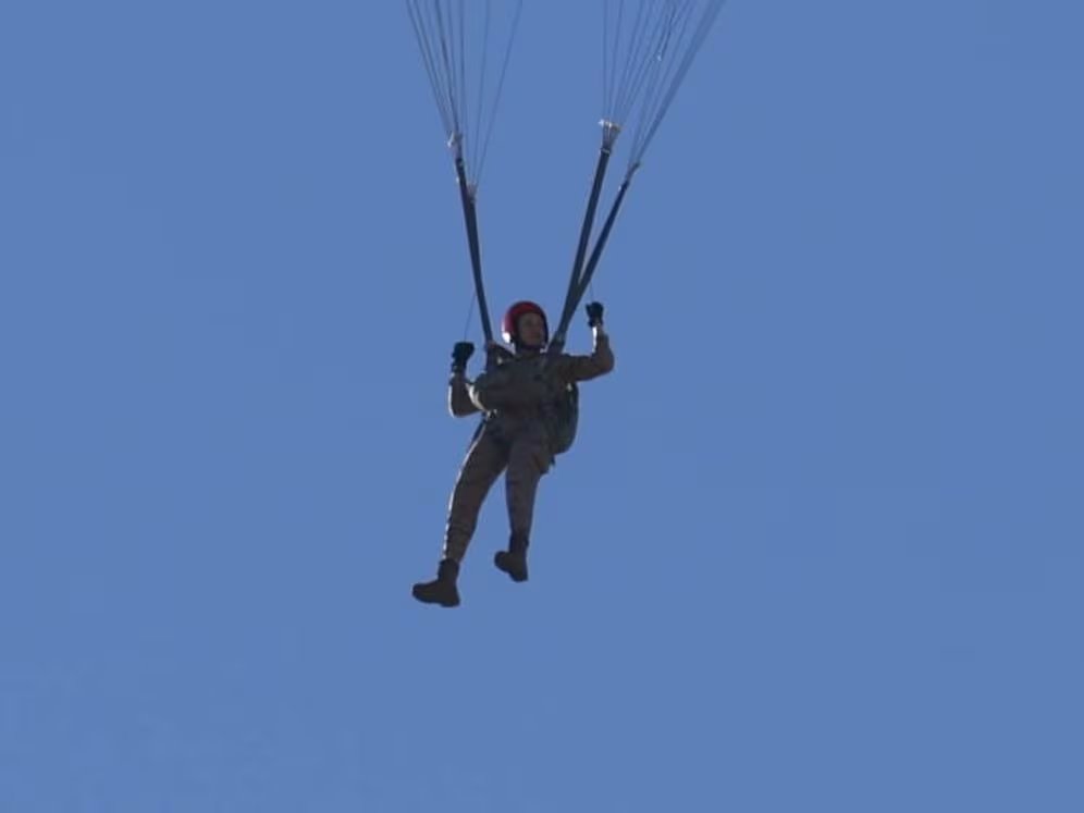 La princesa Leonor en un salto en paracaídas. (Casa de SM el Rey)