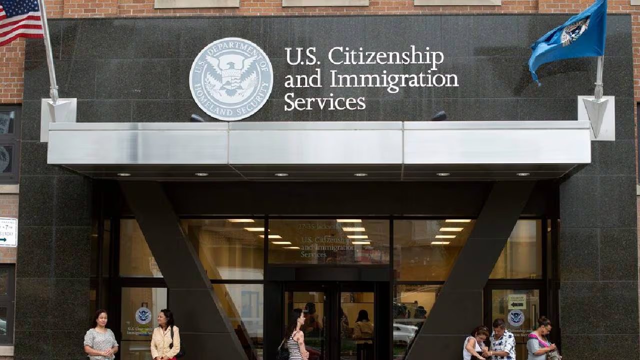 USCIS ya no enviará una solicitud de evidencia para corregir una firma defectuosa y podrá rechazar o denegar el trámite en cualquier etapa del proceso (REUTERS)