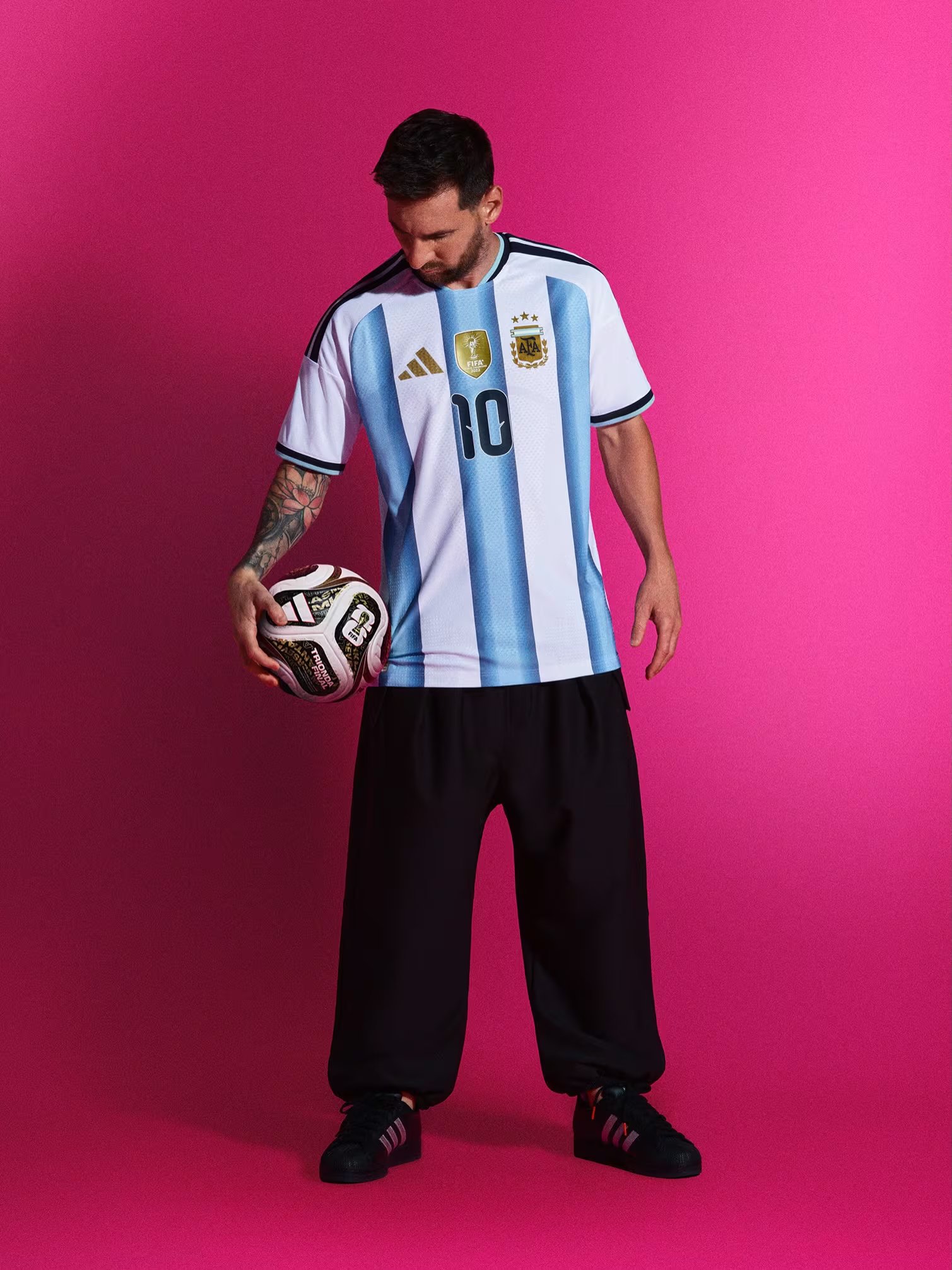 Lionel Messi posó con la Trionda, la nueva pelota del Mundial