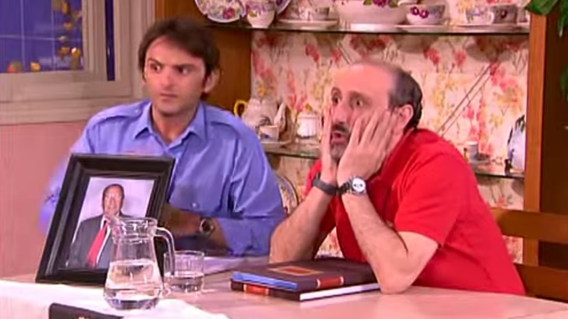 Personajes de Juan Cuesta y Emilio Delgado durante una junta de vecinos (Captura de vídeo de la serie de 'Aquí no hay quien viva' / YouTube)