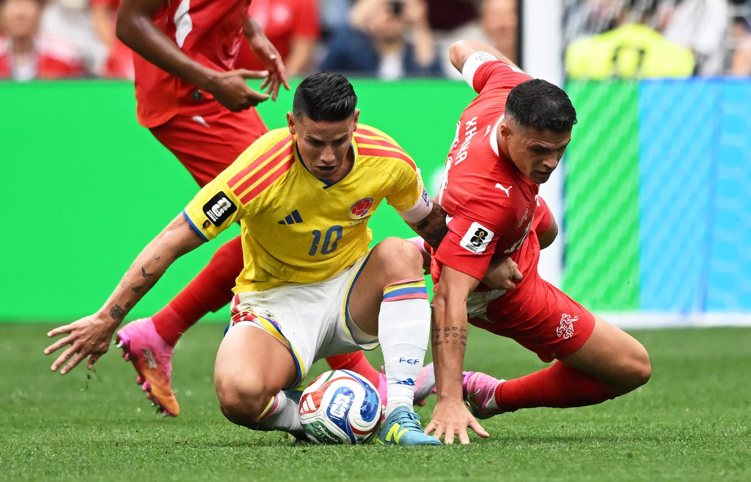 James Rodriguez en acción con Granit Xhaka-crédito Anne-Marie Sorvin/IMAGN IMAGES via Reuters