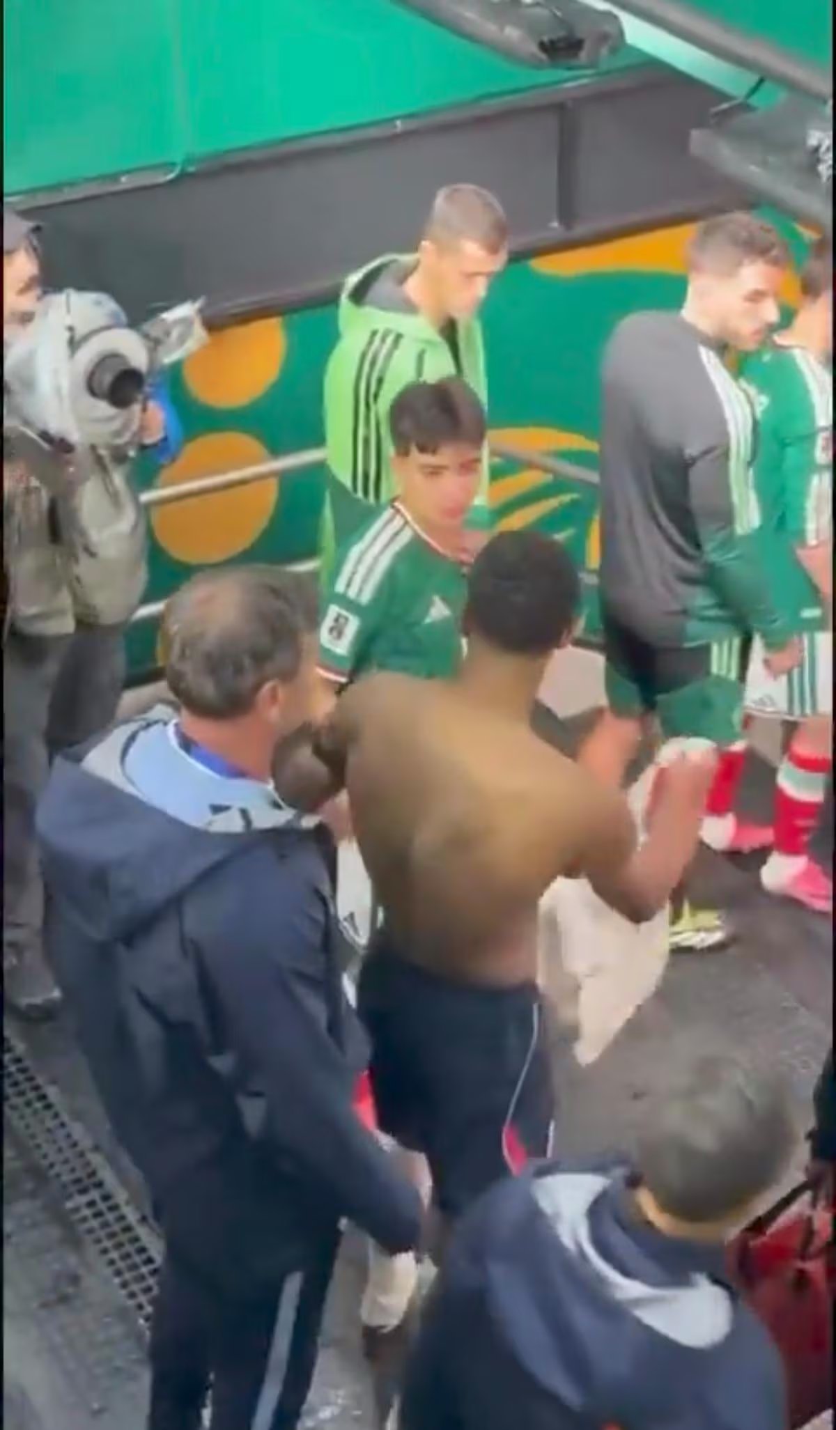 Jude Bellingham y Gilberto Mora intercambiaron camisas al término del partido. (Capturas de pantalla)