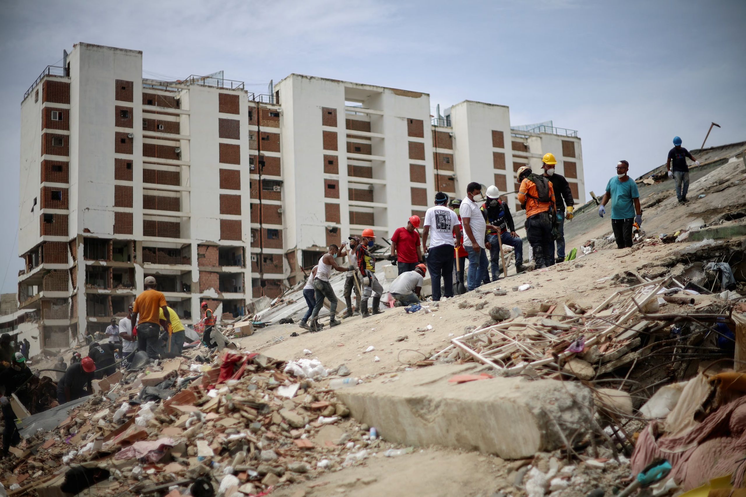 Pese al paso de los días, los rescatistas siguen buscando sobrevivientes entre los escombros (REUTERS/Adriano Machado)