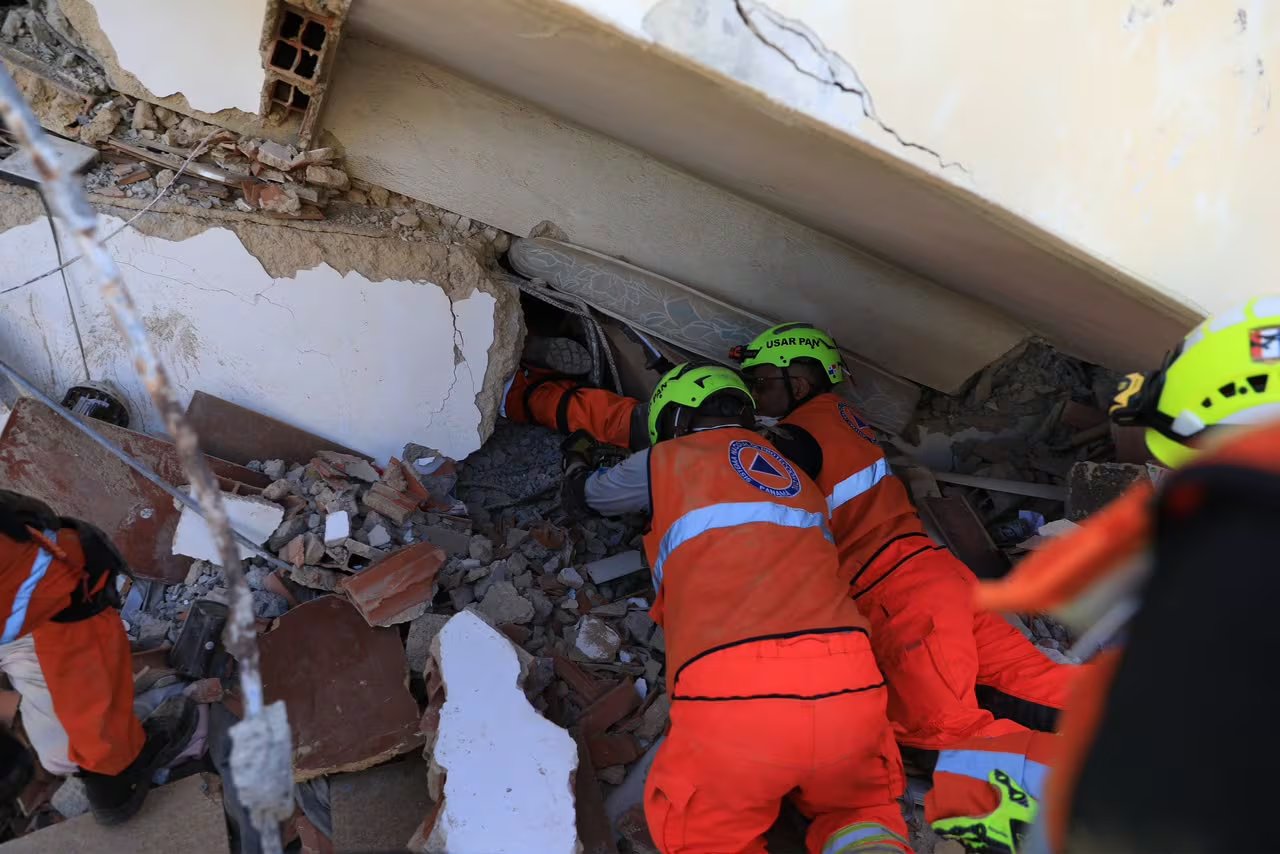 Rescatistas panameños trabajan en uno edificio colapsado en La Guaira