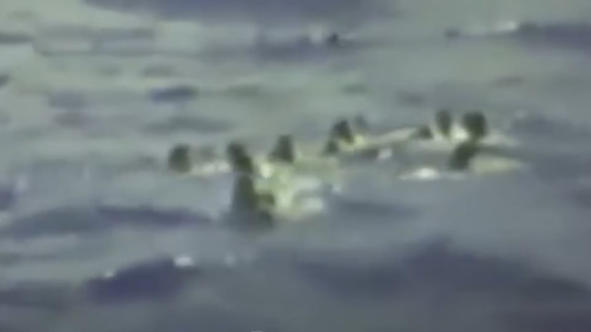 “Pensamos que era cuestión de esperar un par de días mientras nos recogían”, le contó el marinero Cox al periodista de la BBC (Captura video Reuters)