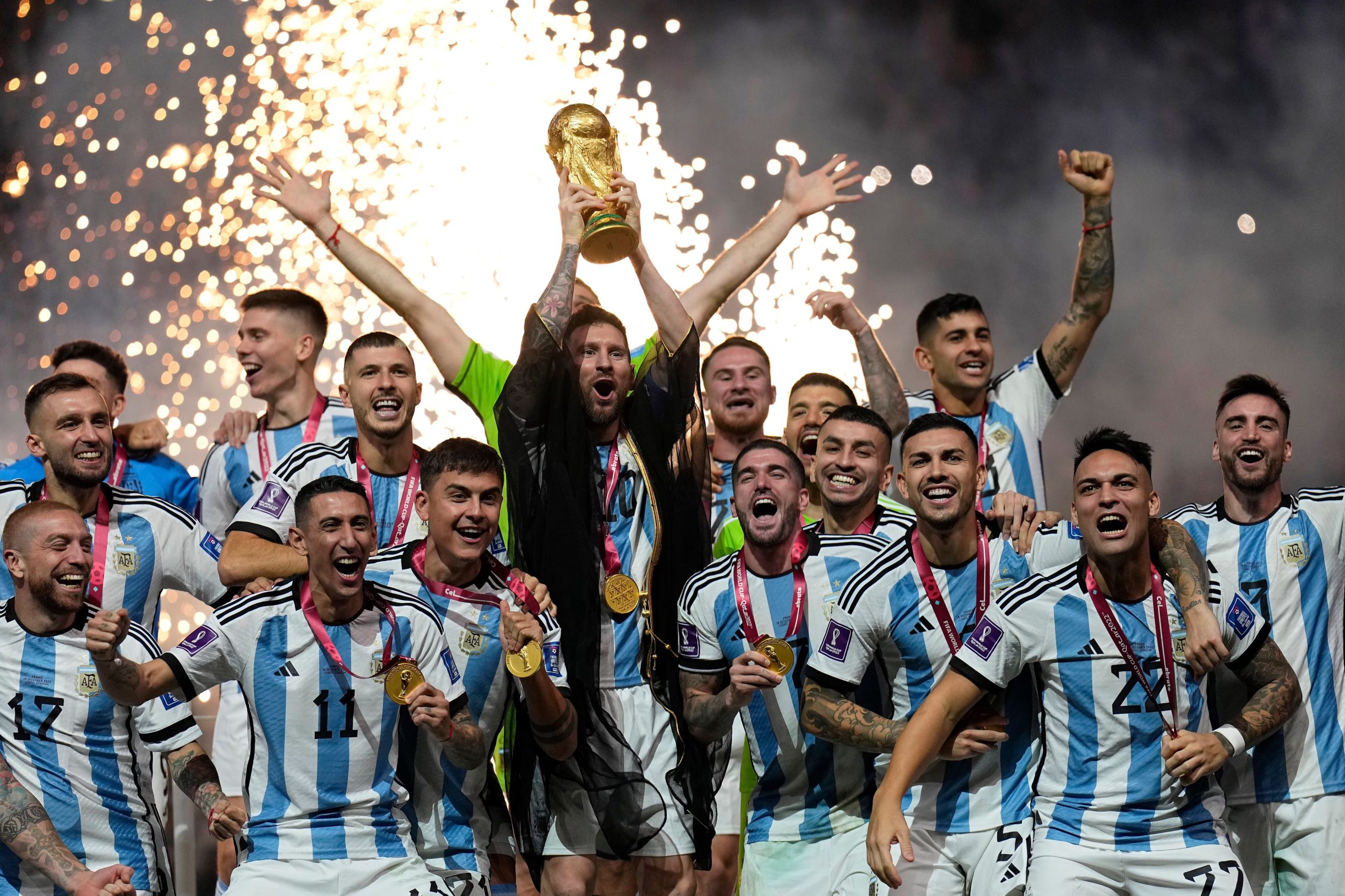 La selección argentina embolsó 42 millones de dólares por su título en Qatar 2022. Por el bicampeonato en 2026 obtuvo ocho millones más. Por ser subcampeón en 2026 logró USD 33 millones (AP Photo/Martin Meissner)