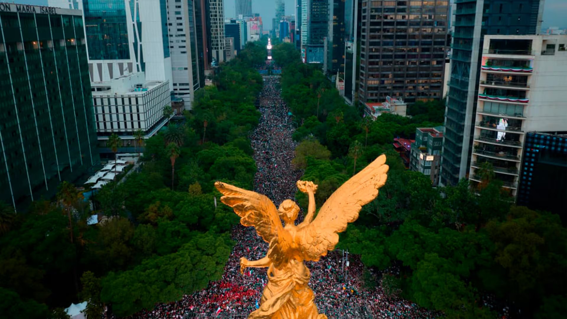 Vista panorámica de los aficionados que llegaron a Paseo de la Reforma para disfrutar del partido y las celebraciones. (Gob CDMX)