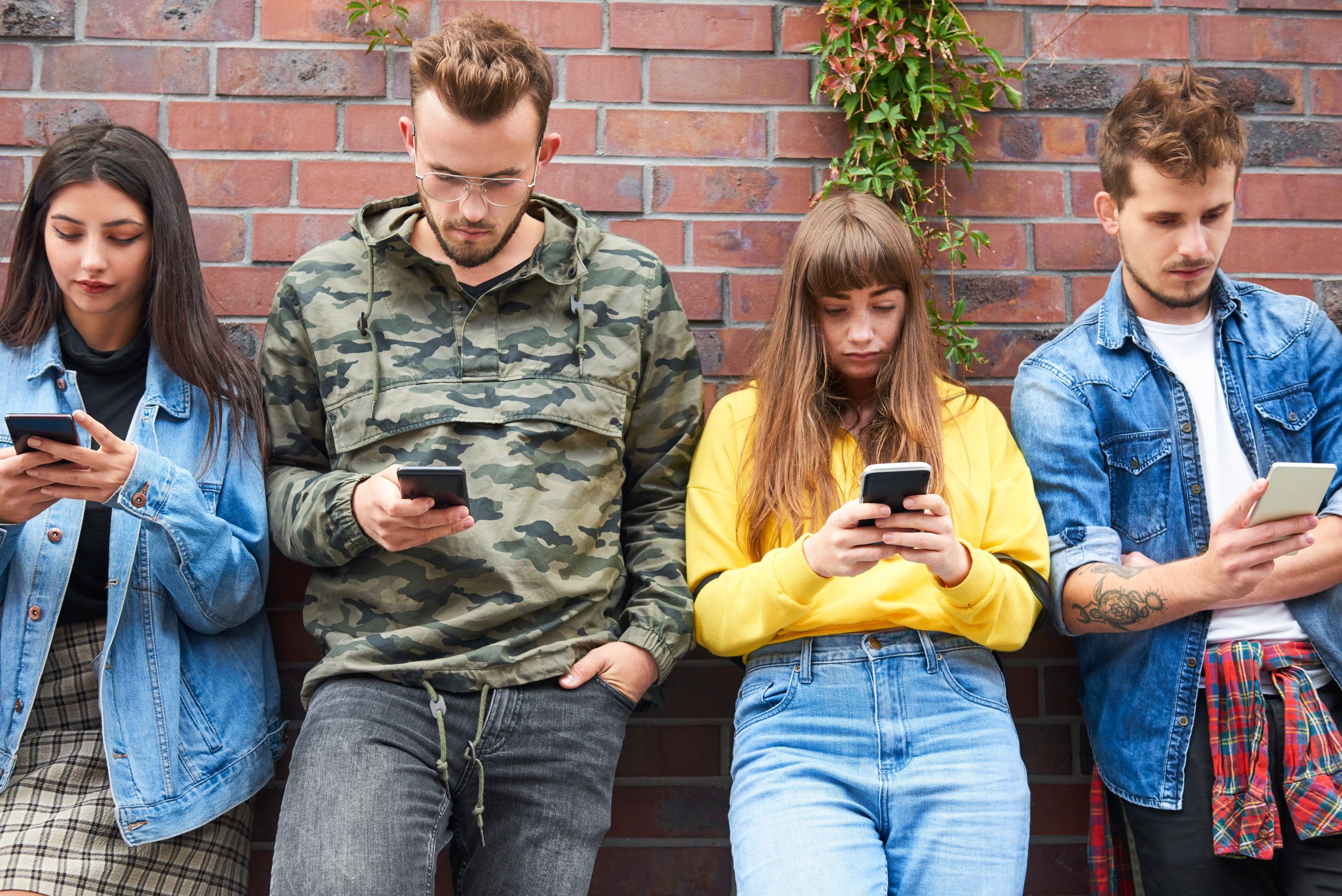 El estudio de Oxford y Gallup define el fenómeno de “mantener el ritmo” como un factor de malestar emocional que afecta con más fuerza a adolescentes y jóvenes adultos (Crédito: Freepik)