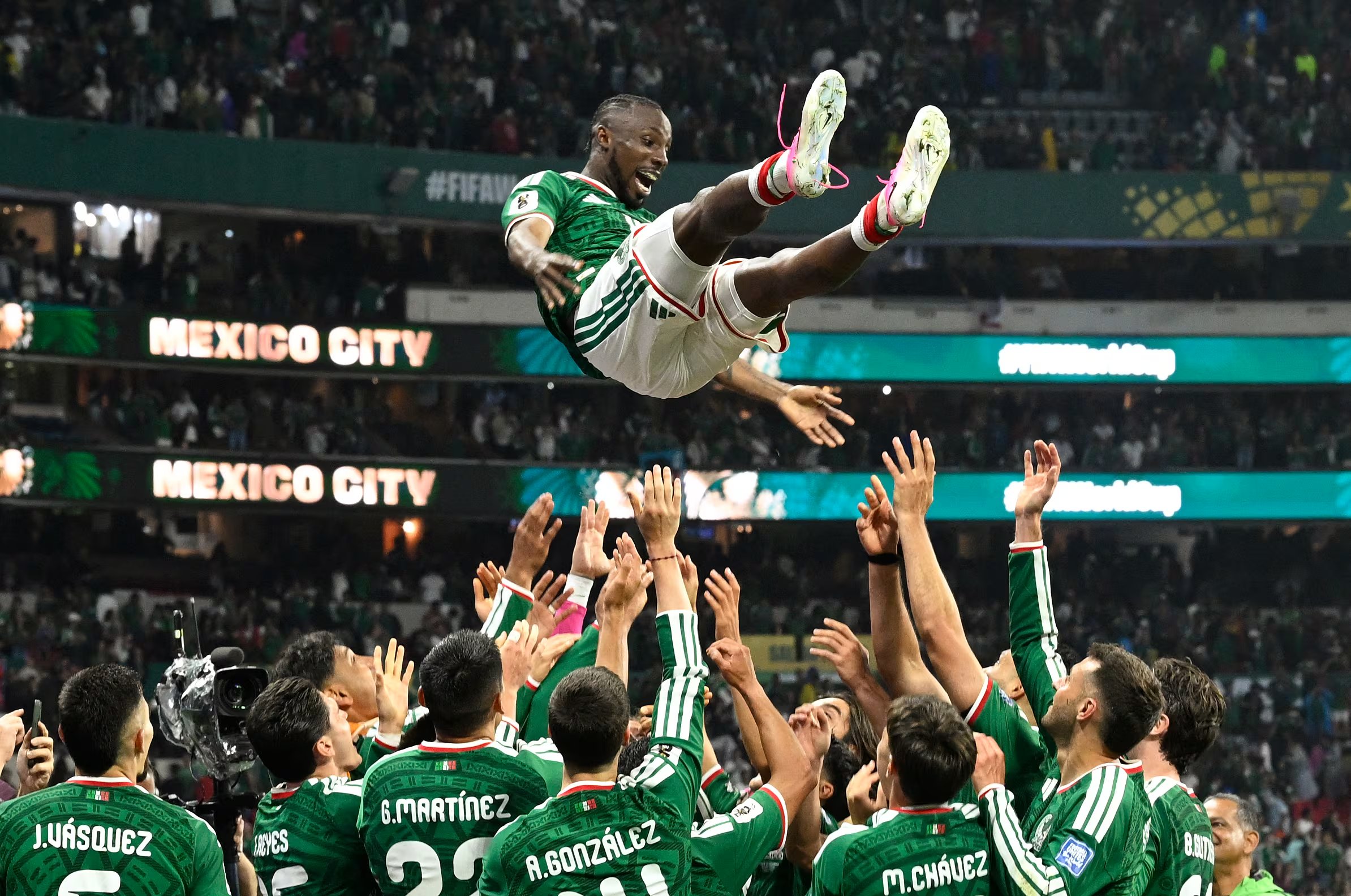 México celebra la victoria contra Ecuador (Photo by Alfredo ESTRELLA / AFP)