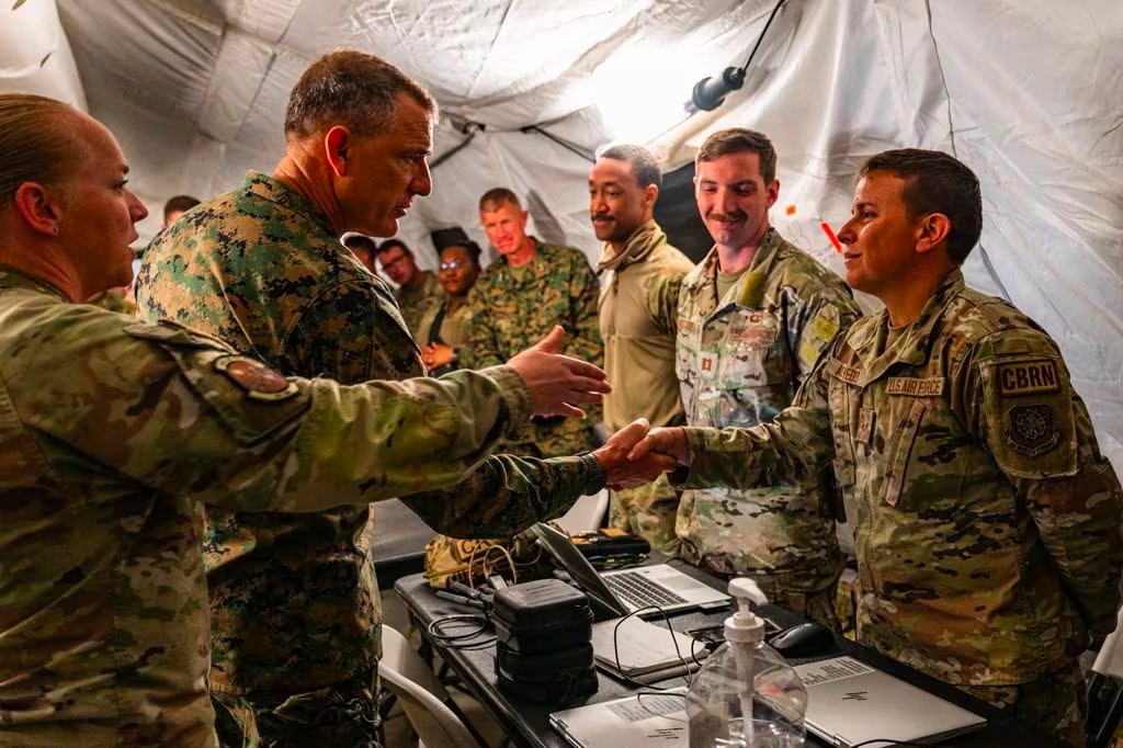 Donovan recorrió las zonas donde Estados Unidos presta apoyo logístico acompañado por el encargado de negocios estadounidense en Venezuela, John Barrett (SOUTCOM vía X)