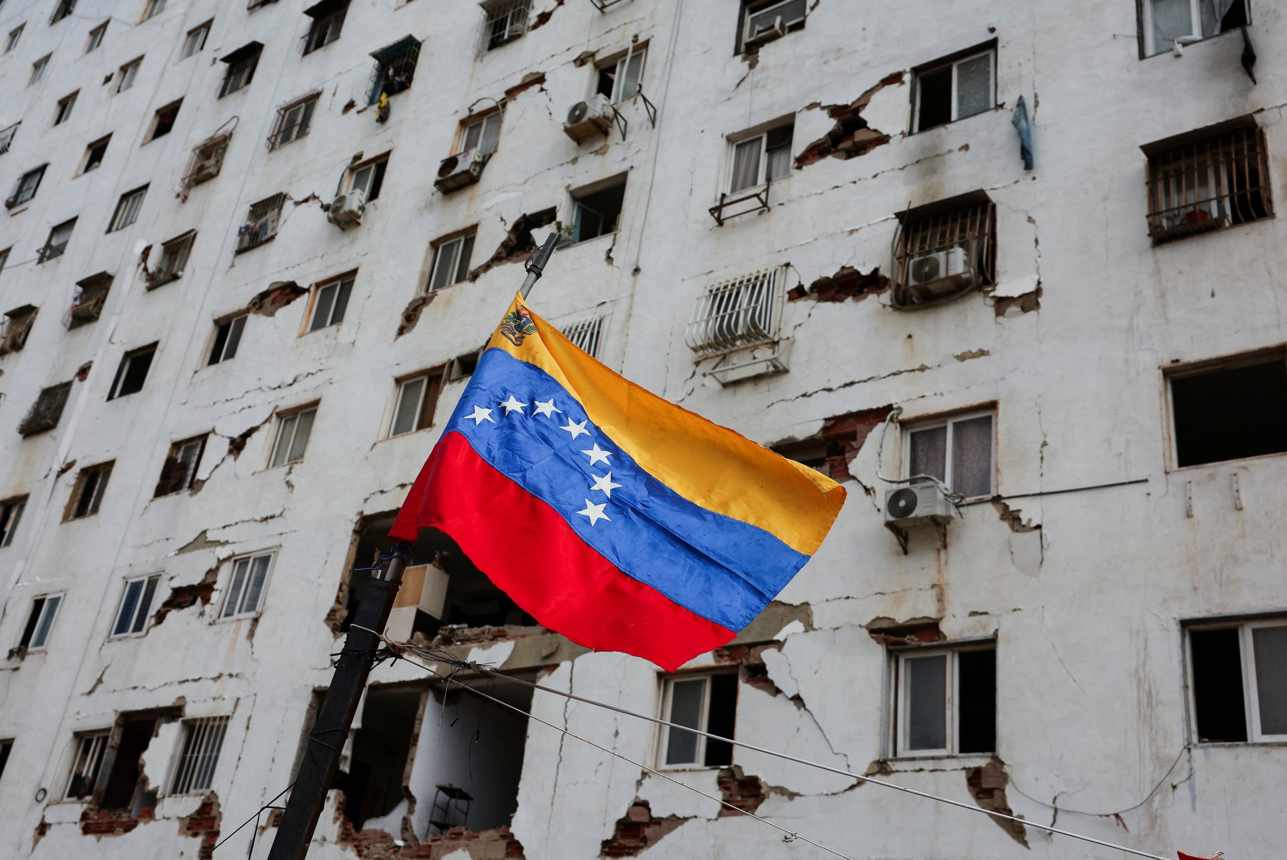 El presidente de la Asamblea Nacional, Jorge Rodríguez, informó en su cuenta de Telegram que la cifra de muertos ascendió a 3.535, mientras que 16.740 personas resultaron heridas y 6.462 fueron rescatadas (REUTERS)