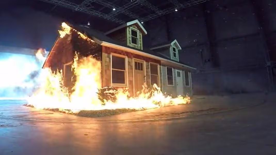 Una vivienda arde durante una de las pruebas del IBHS, que estudia cómo las llamas y el calor pasan de una estructura a otra (IBHS Research Center).