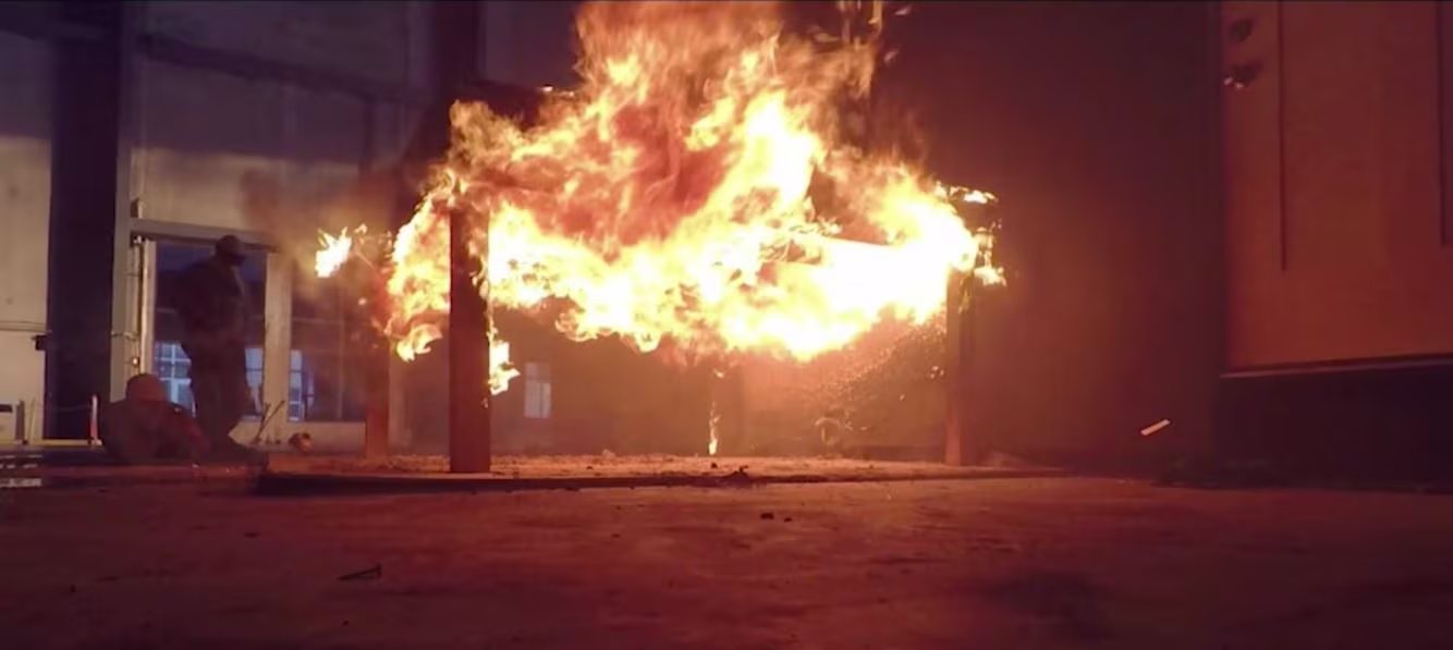 Los investigadores del IBHS reúnen millones de datos tras incendiar 14 viviendas de prueba y modificar materiales de construcción, viento y otras variables (IBHS Research Center).
