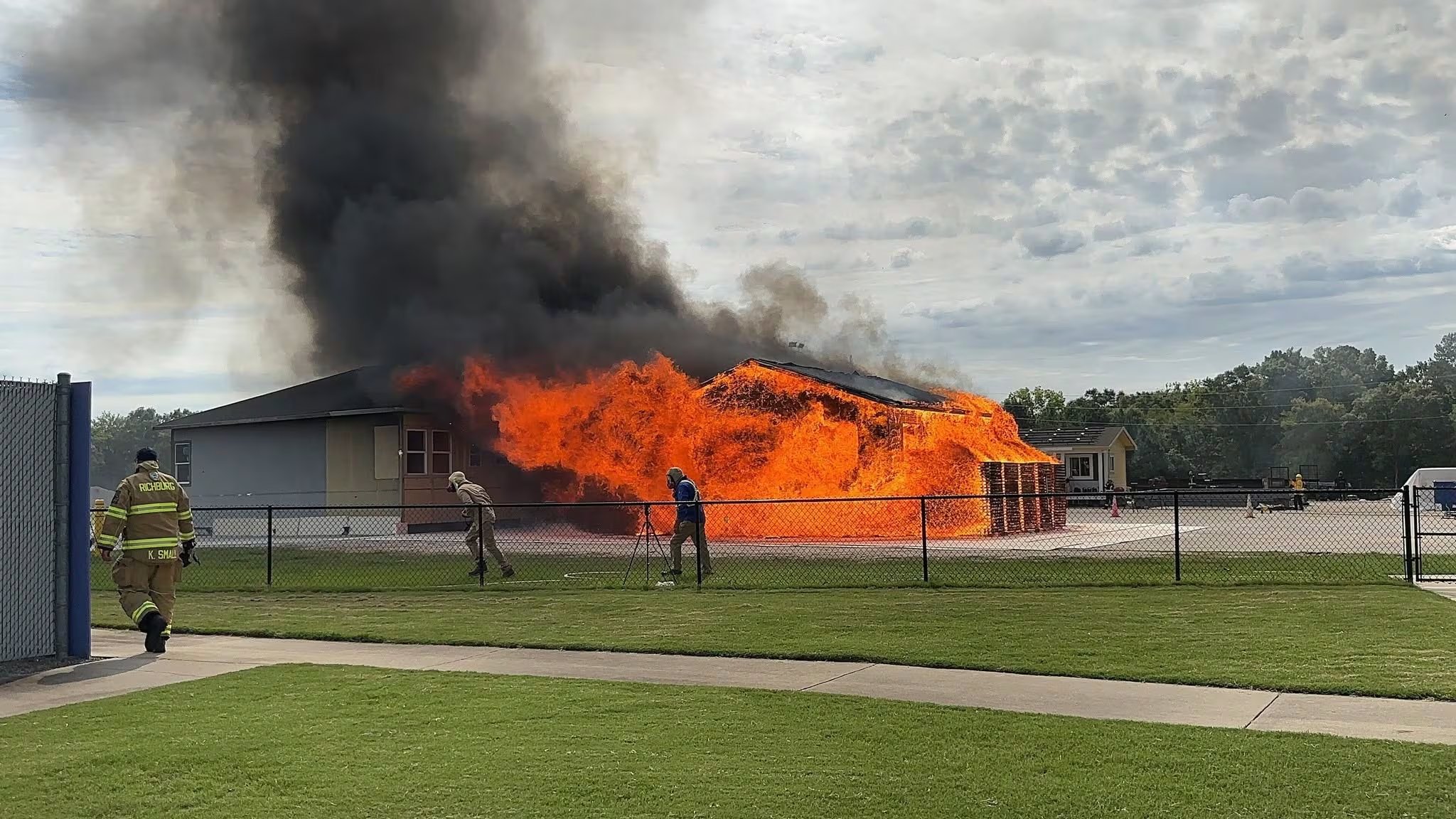 La investigación del IBHS indica que las viviendas deben estar separadas por al menos nueve metros para reducir la propagación del fuego entre casas (IBHS Research Center).