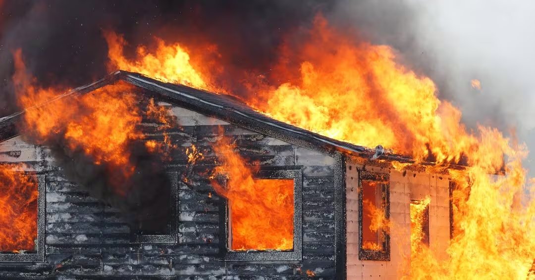 Una casa de prueba es consumida por el fuego en un experimento que busca identificar las condiciones que favorecen la propagación de las llamas (IBHS Research Center).