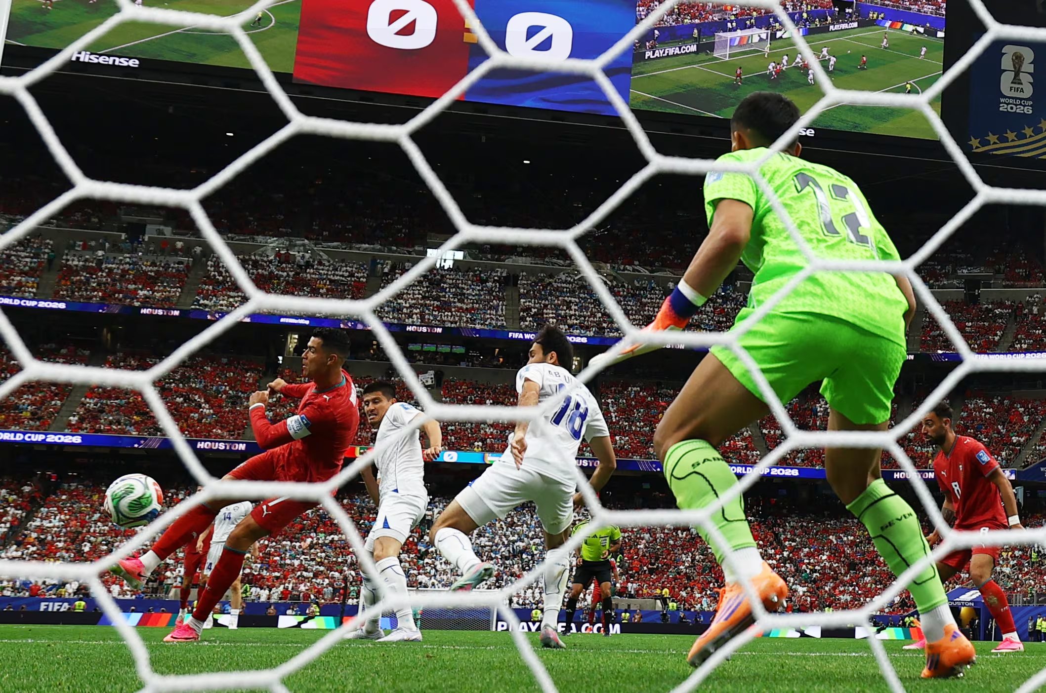 Cristiano marcando contra Uzbekistan. (REUTERS/Pedro Nunes)