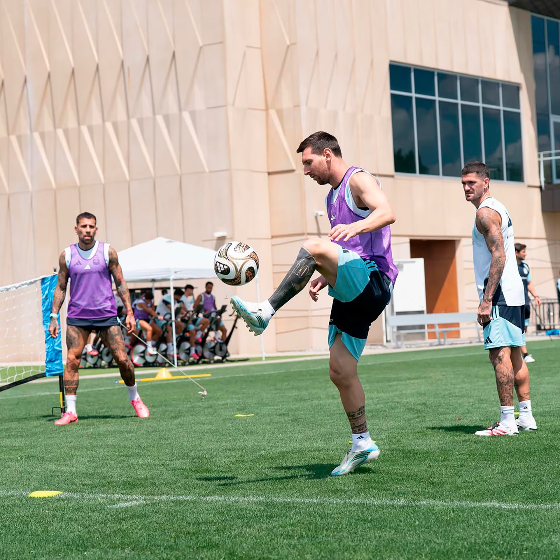 Messi jugando al fútbol tenis con De Paul y Otamendi (@leomessi)
