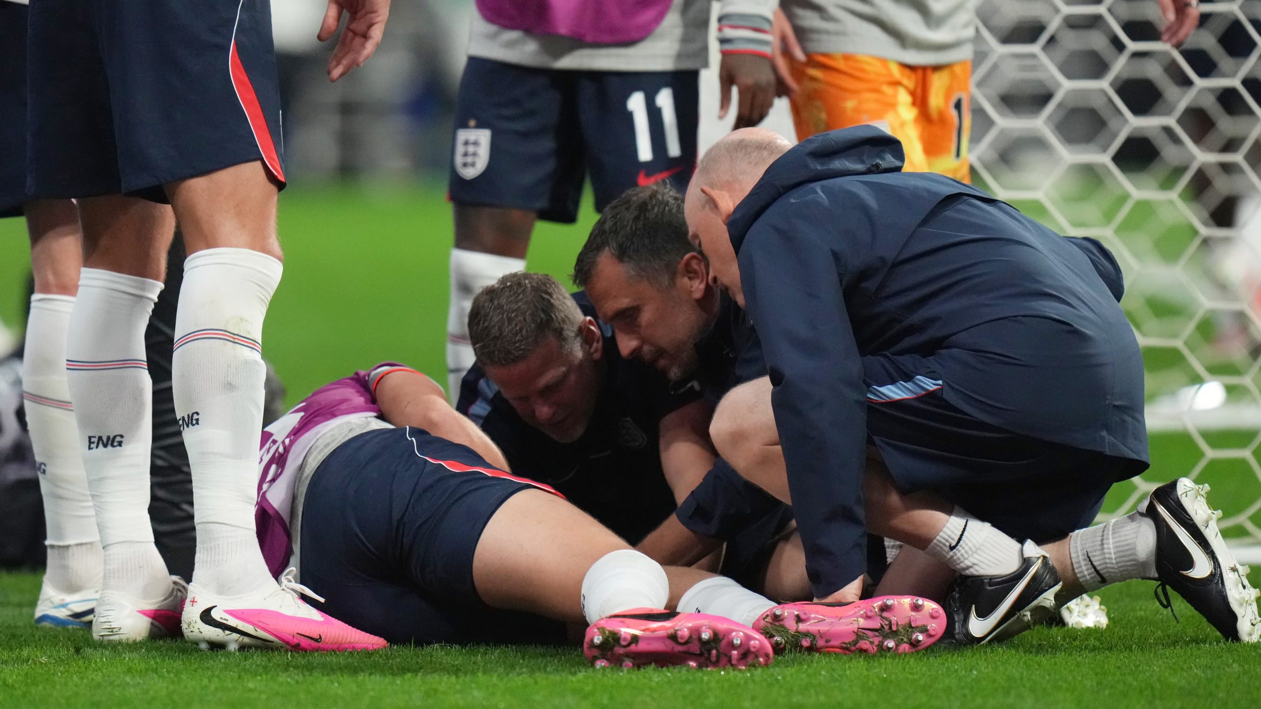 Miembros del equipo médico asisten a Jordan Henderson, jugador de la selección de Inglaterra, en el césped durante un partido.