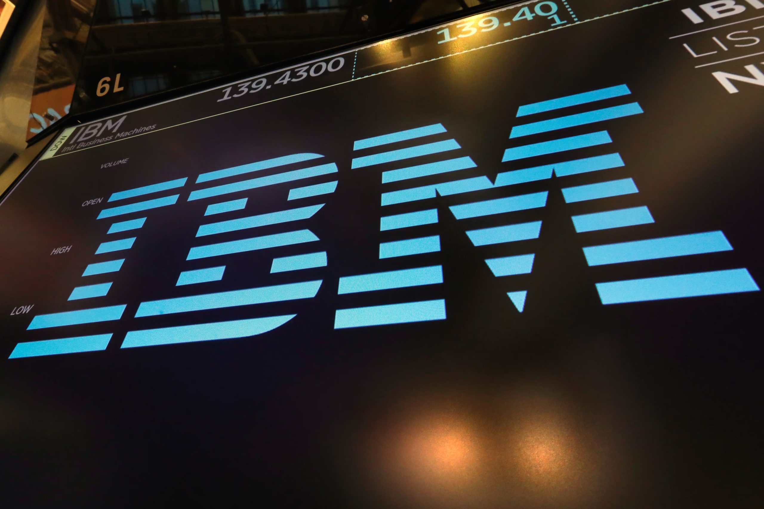 IBM recortó su previsión de crecimiento de ingresos al 4% o 5% anual tras la caída de su negocio de infraestructura y de las ventas de mainframes. (AP foto/Richard Drew)