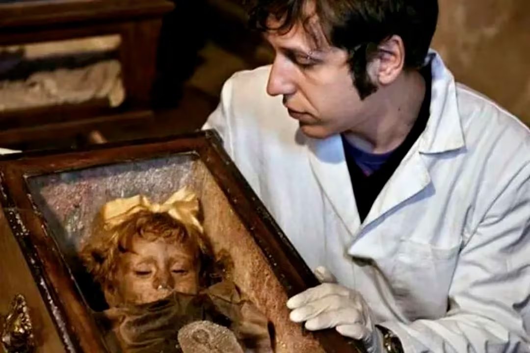 ¿Quién fue el hombre capaz de detener el tiempo en el cuerpo de una niña? Alfredo Salafia era un taxidermista y embalsamador siciliano con reputación mundial