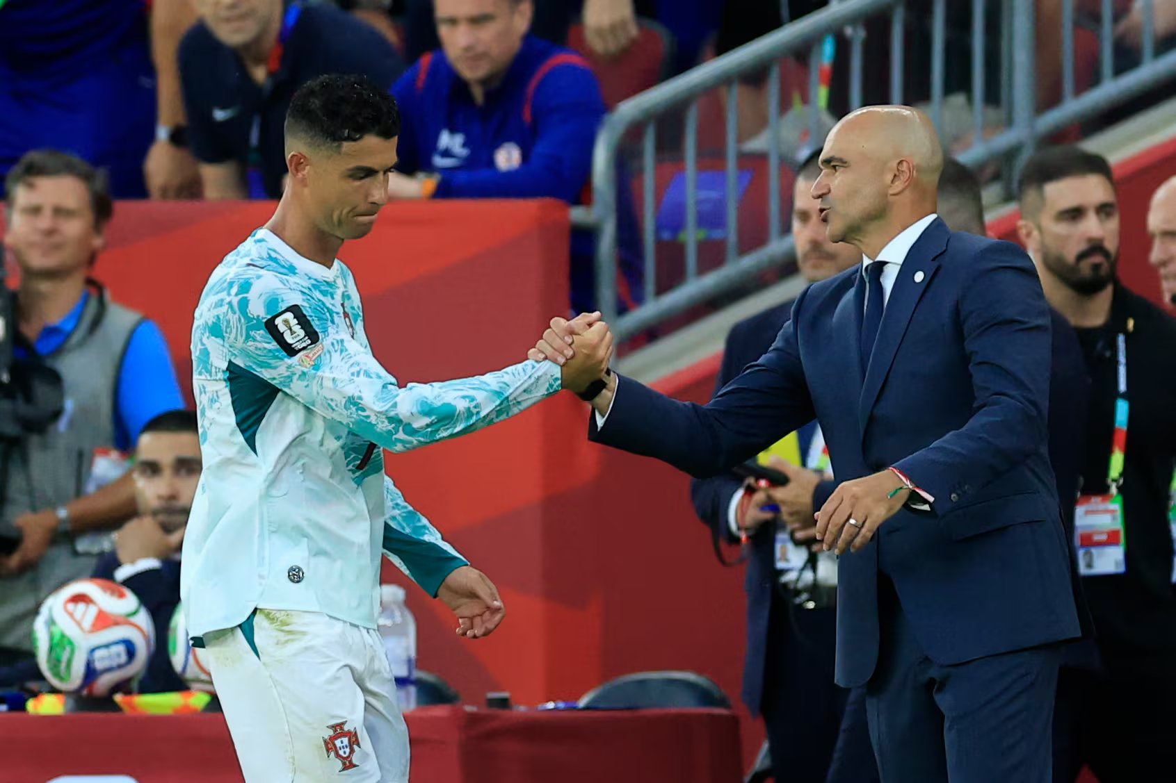 Cristiano Ronaldo (izquierda), de Portugal, saluda al seleccionador Roberto Martínez en un partido por los dieciseisavos de final del Mundial 2026 entre Portugal y Croacia. (EFE/Bienvenido Velasco)