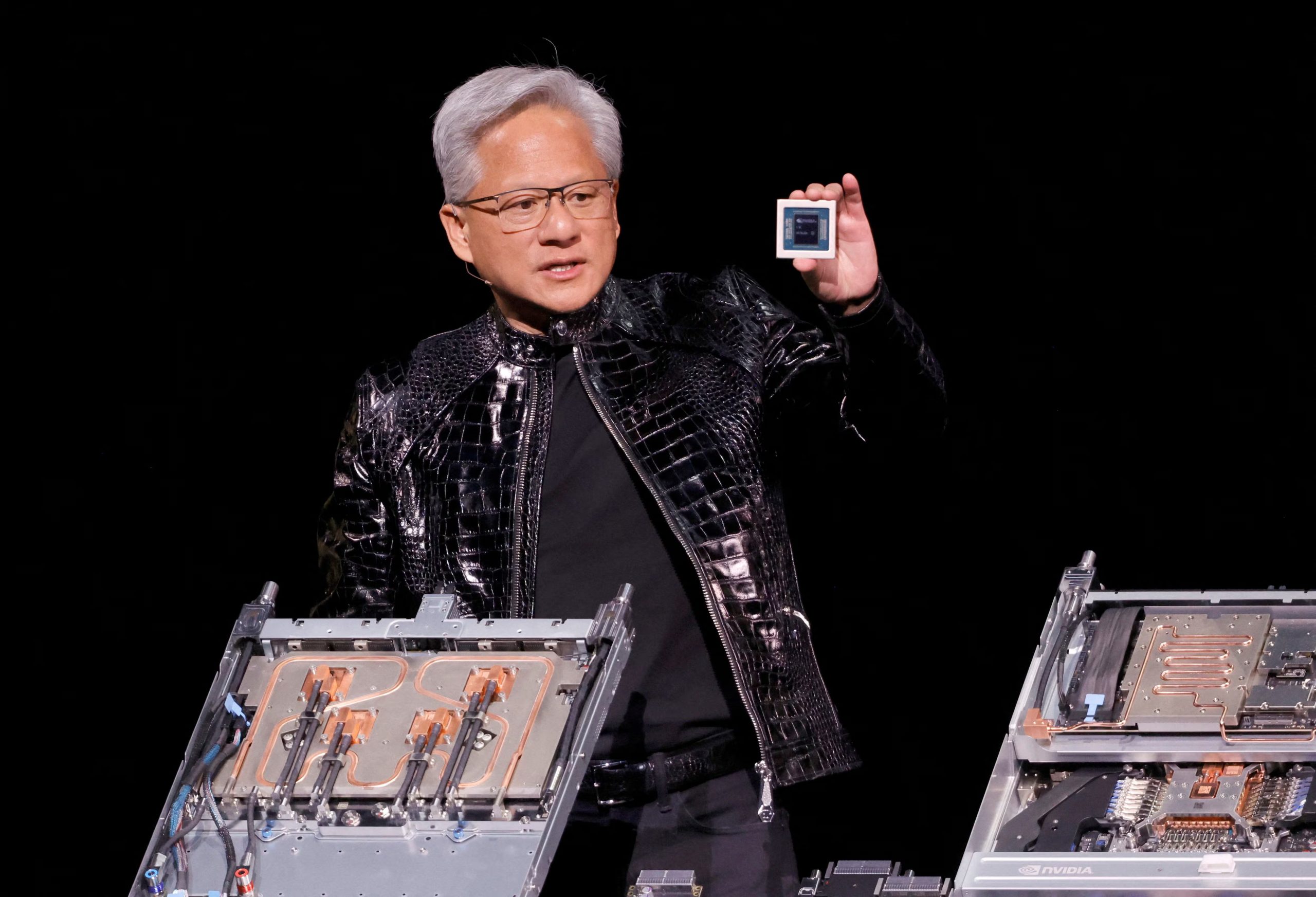 El CEO de NVIDIA aseguró que la inteligencia artificial y la automatización eliminan tareas más que empleos y citó casos como el software y la radiología (REUTERS)