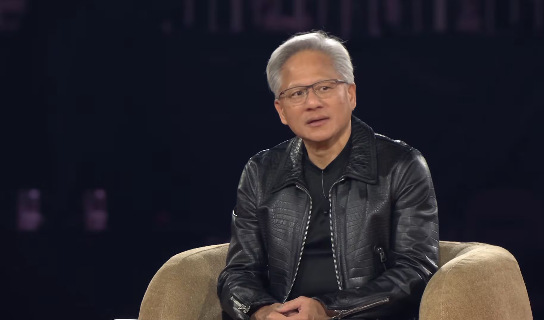 Jensen Huang destacó que la physical AI y la robótica ya impulsan negocios como los vehículos autónomos, un mercado donde NVIDIA proyecta un crecimiento sobre una base de USD 10.000 millones (Captura de video: YouTube/@ycombinator)