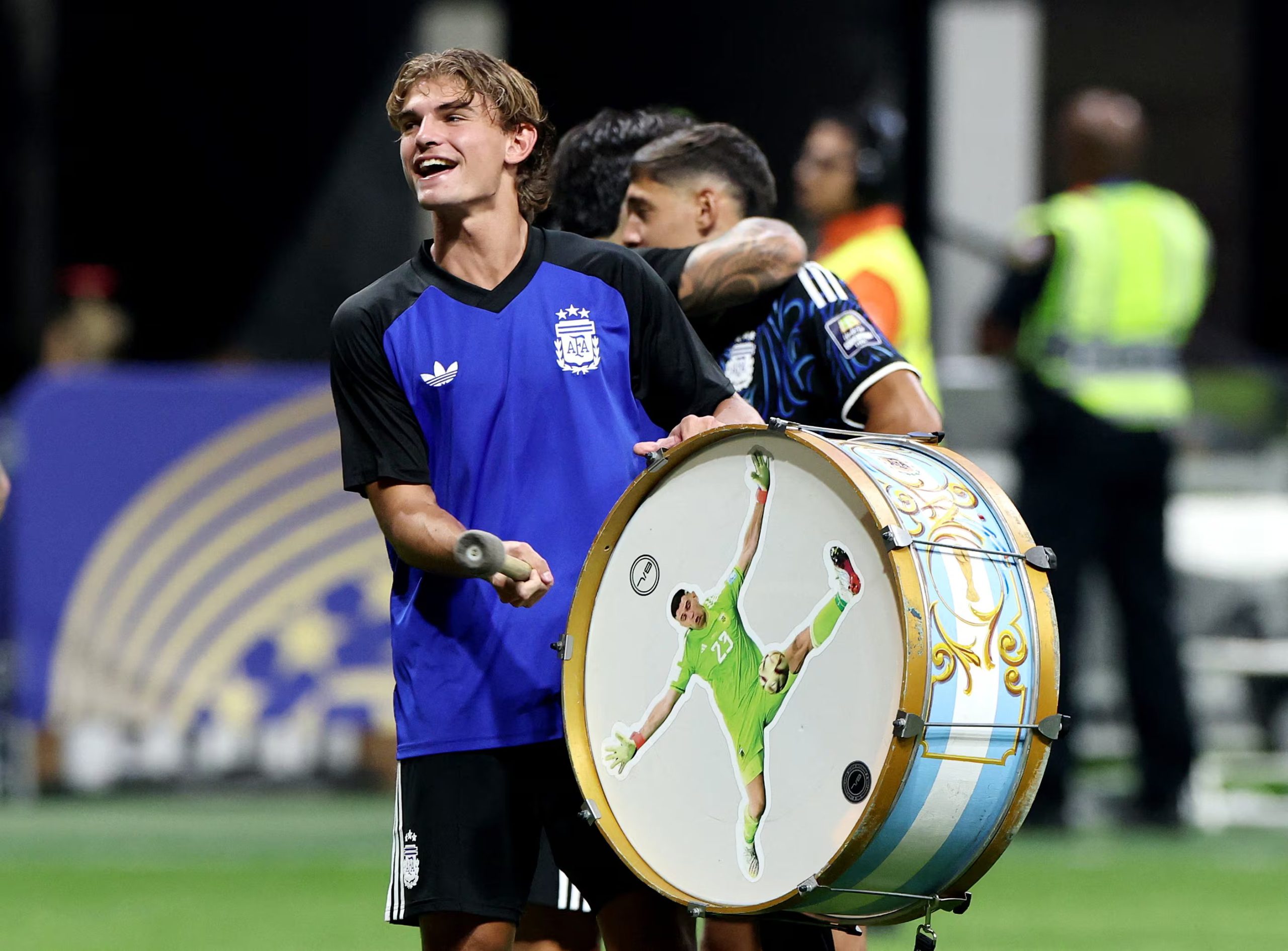 Nico Paz toca el bombo de Argentina luego de la victoria en semifinales del Mundial ante Inglaterra (REUTERS/Amanda Perobelli)