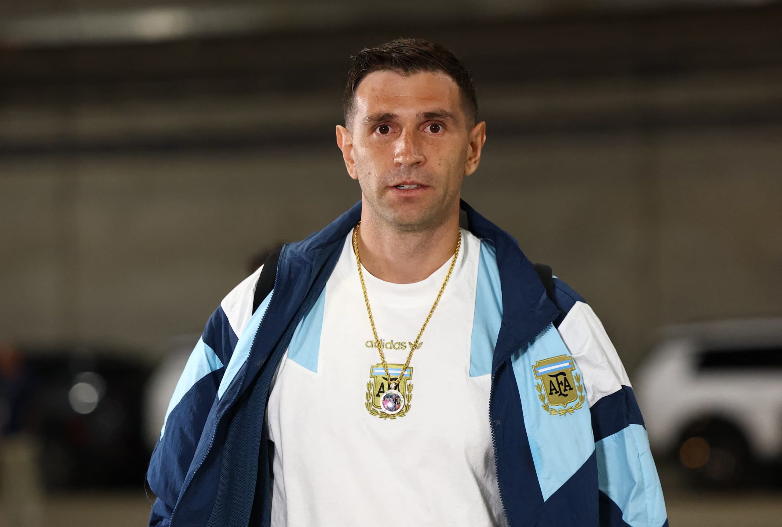 Dibu Martínez también se lo vio con el collar en el duelo contra Austria (REUTERS/Issei Kato)