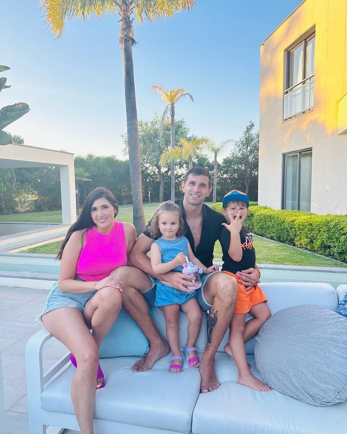 La imagen del Dibu Martínez junto a su familia que tiene en el collar que utiliza antes de los partidos con Argentina (@emi_martinez26)