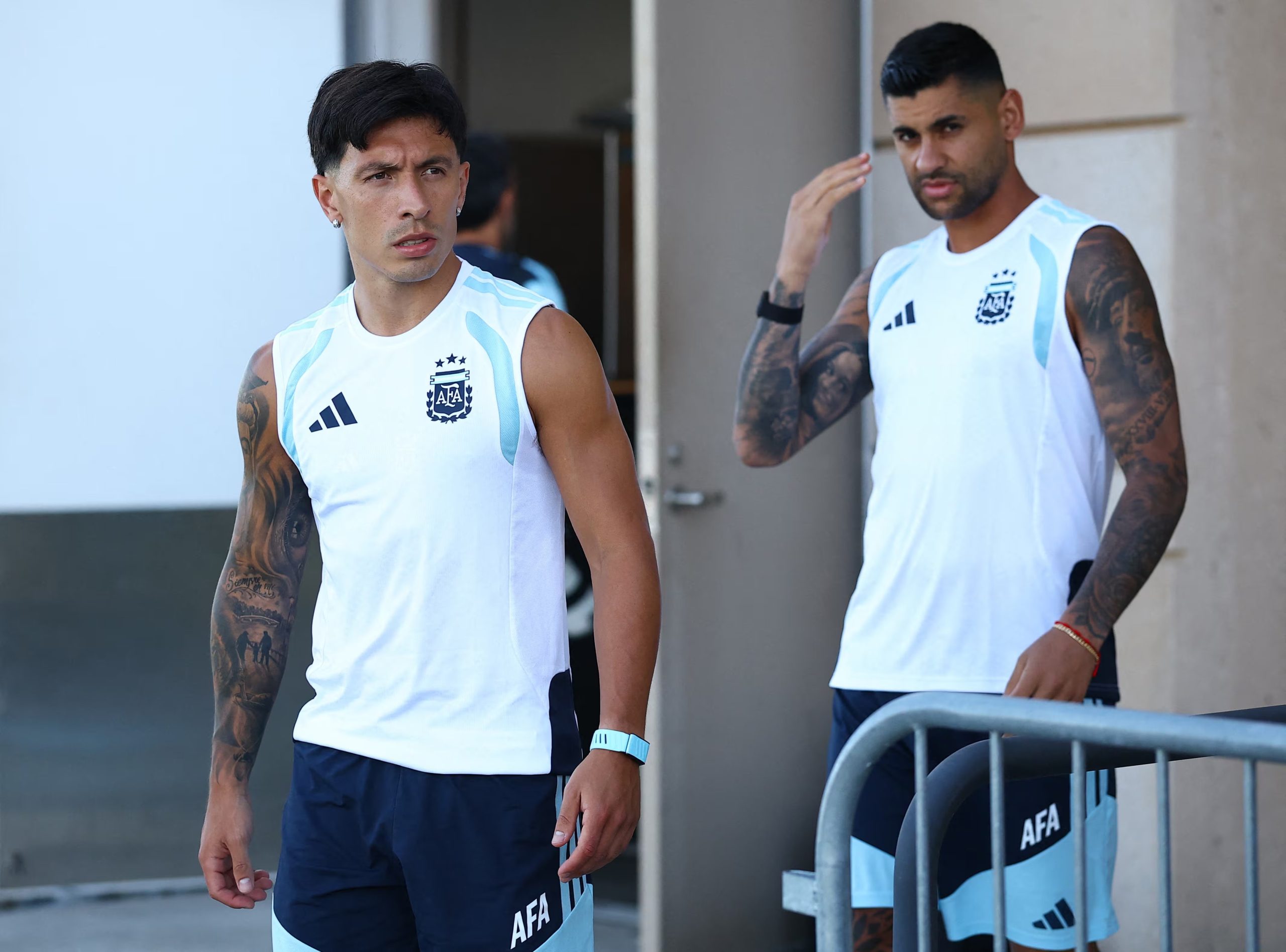 Licha Martínez y Cuti Romero durante la práctica de la selección argentina en el Mundial 2026 (REUTERS/Agustin Marcarian)