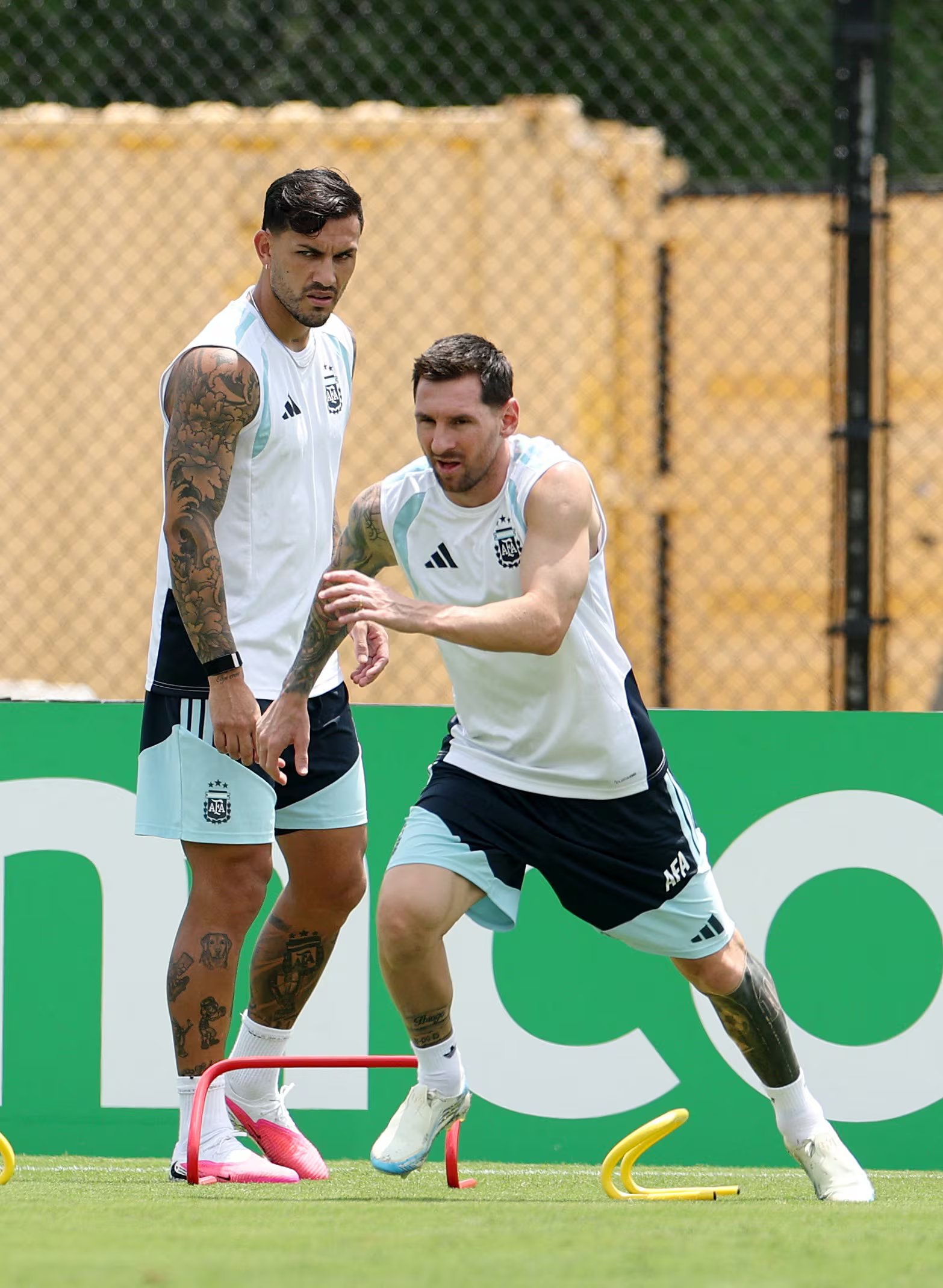 Leandro Paredes y Lionel Messi durante el último entrenamiento. El volante central de Boca sería de la partida hoy (Foto REUTERS/Amanda Perobelli)